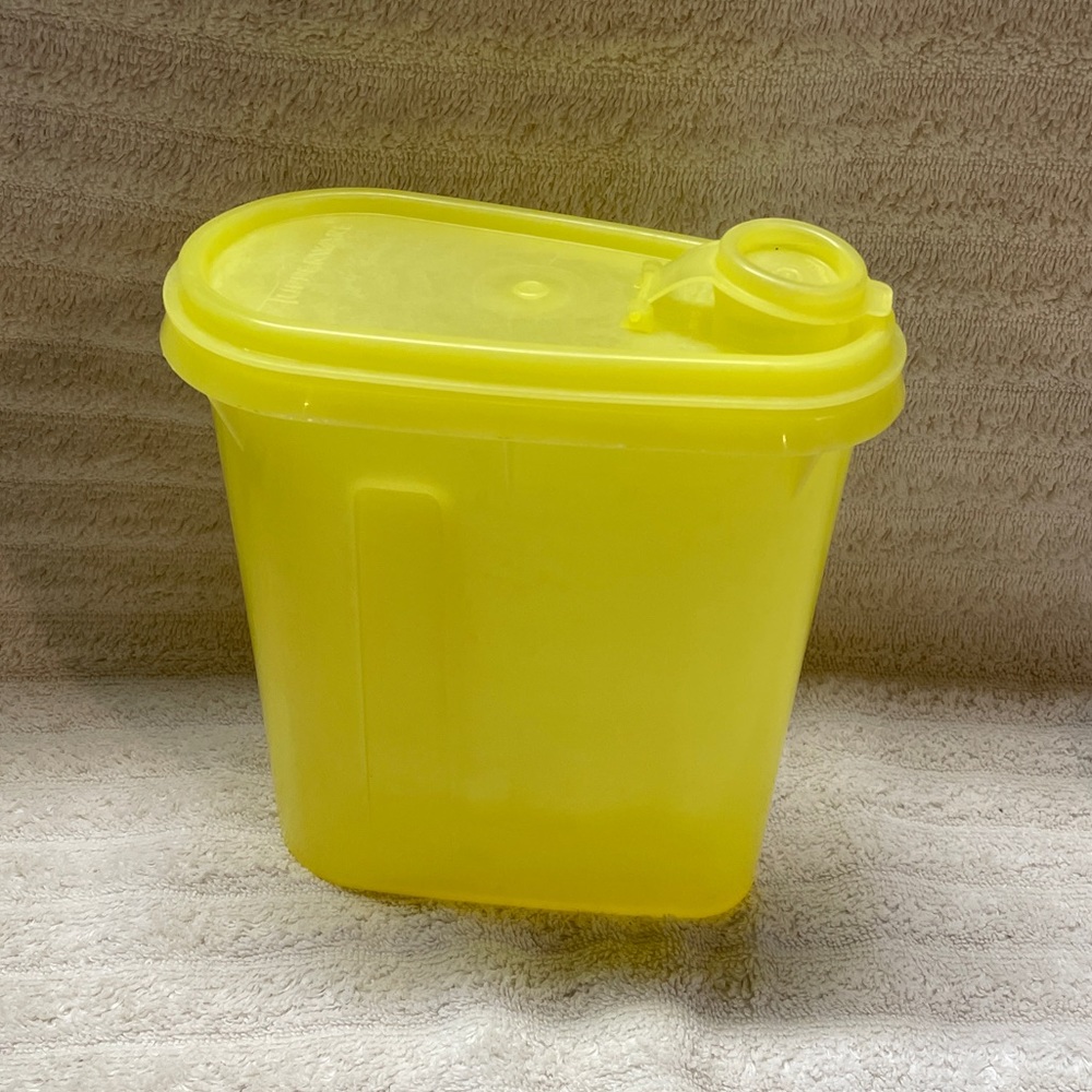 Vintage Tupperware 792-9 Yellow Beverage Buddy Pitcher 1 Qt. With Flip Top Lid